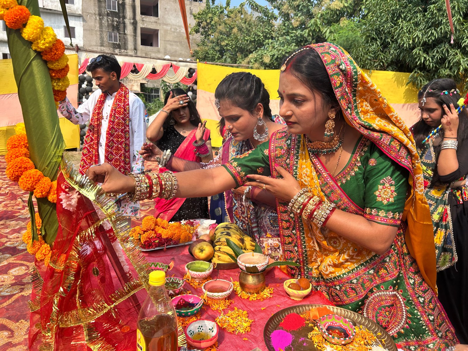 🌺✨ अंबेडकर कॉलेज ऑफ़ एजुकेशन में नवरात्रि की धूम! 💃🎉 रंग-बिरंगे परिधानों, डांडिया की थाप और भक्ति के उत्साह से कॉलेज परिसर भक्तिमय हो उठा। विद्यार्थियों ने पारंपरिक नृत्य और सांस्कृतिक प्रस्तुतियों के साथ नवरात्रि का पर्व हर्षोल्लास से मनाया। 🙏🌸 - 3
